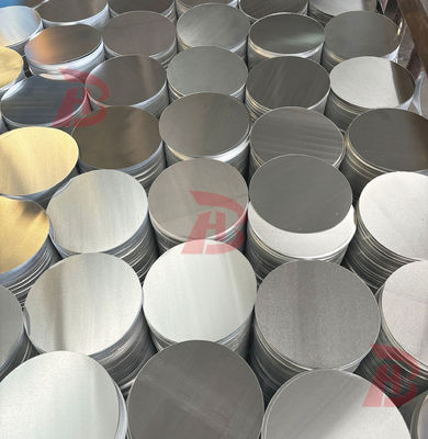Gładka powierzchnia wysokiej płaskości aluminium Disc 1050 1060 3003 Stop, 0,3 ‰ 6 mm grubości, Custom Size Aluminium Blank dla pokrywy lampy i garnki
