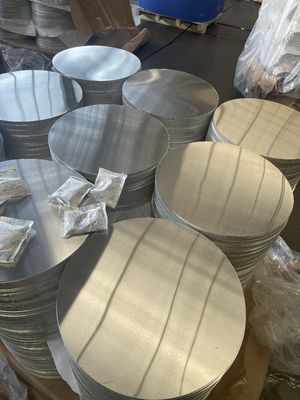 Gładka powierzchnia wysokiej płaskości aluminium Disc 1050 1060 3003 Stop, 0,3 ‰ 6 mm grubości, Custom Size Aluminium Blank dla pokrywy lampy i garnki
