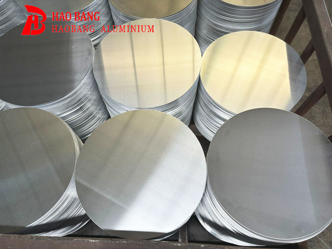 Gładka powierzchnia wysokiej płaskości aluminium Disc 1050 1060 3003 Stop, 0,3 ‰ 6 mm grubości, Custom Size Aluminium Blank dla pokrywy lampy i garnki