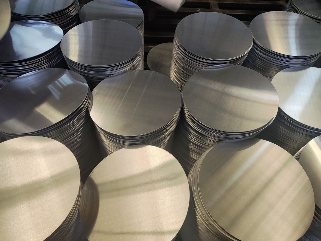 Gładko wykończone aluminium 1060 okręgi i dyski o grubości 0,3-6,0 mm do urządzeń odblaskowych